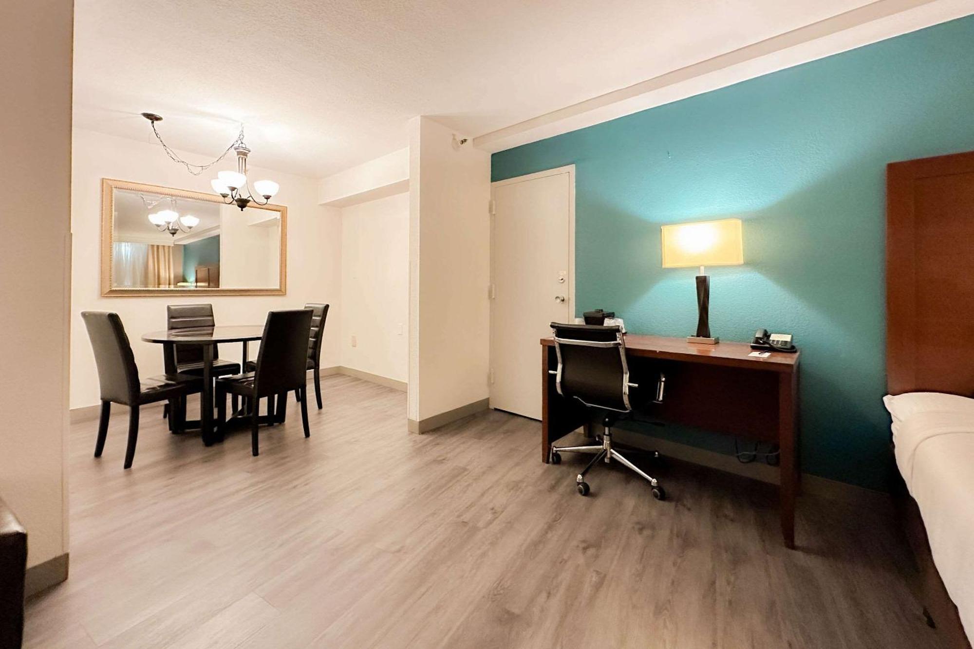 Comfort Inn & Suites Kissimmee By The Parks Four Corners Eksteriør billede